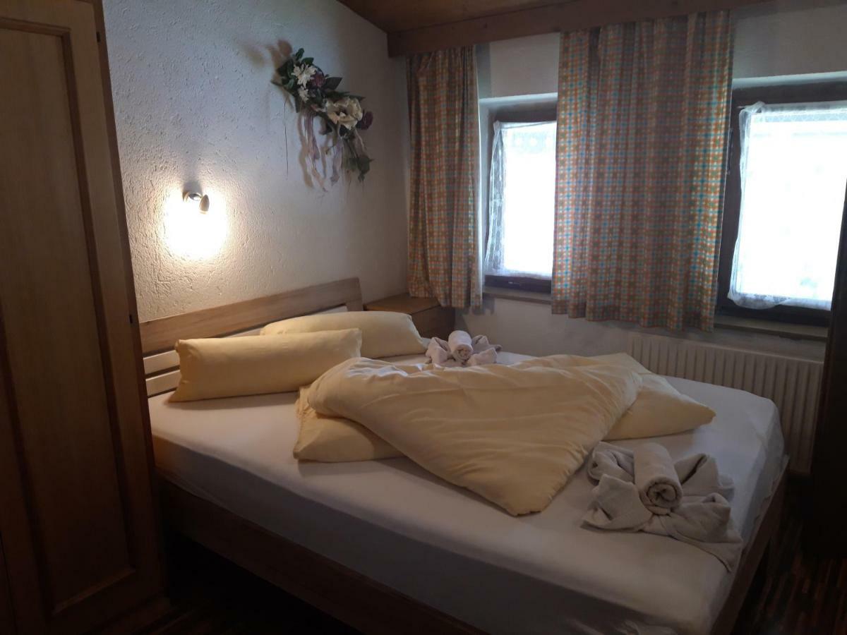 Junser Gasthausl Hotel ทักซ์ ภายนอก รูปภาพ